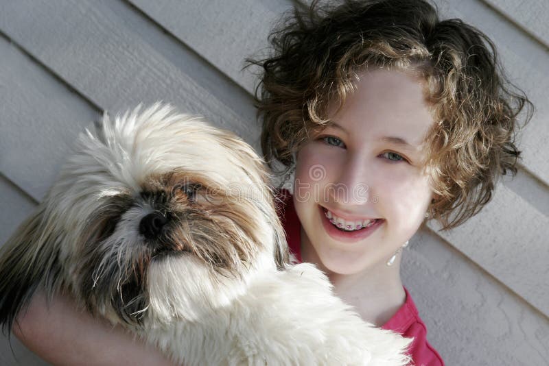 Het Meisje van de tiener met Shih Tzu stock foto's Het Meisje van de tiener met Shih Tzu stock foto's