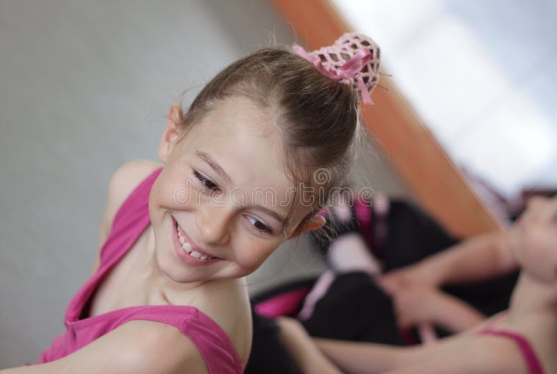 Het meisje van het ballet met vrienden tijdens balletles stock foto Het meisje van het ballet met vrienden tijdens balletles stock foto