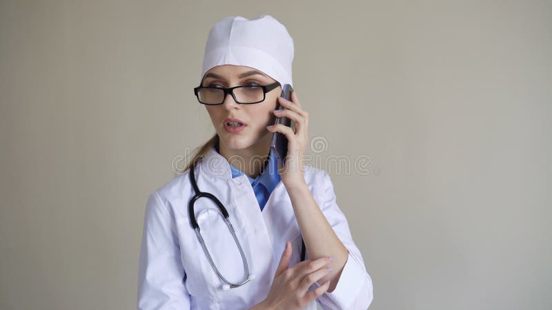 Het meisje van het telefoongesprek arts met patiënt