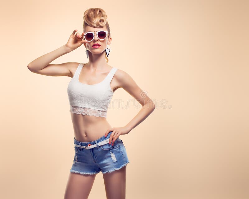 Het meisje van manierhipster, Modieus kapsel makeup stock foto Het meisje van manierhipster, Modieus kapsel makeup stock foto