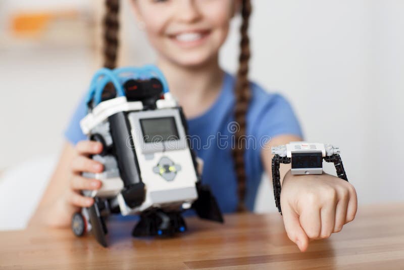 Het meisje van Nice het spelen met robot royalty-vrije stock foto Het meisje van Nice het spelen met robot royalty-vrije stock foto