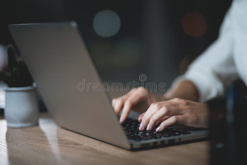 Het meisje werkt laat in het donkere bureau met laptop Jong mooi onderneemstermeisje in bureau royalty-vrije stock foto's Het meisje werkt laat in het donkere bureau met laptop Jong mooi onderneemstermeisje in bureau royalty-vrije stock foto's