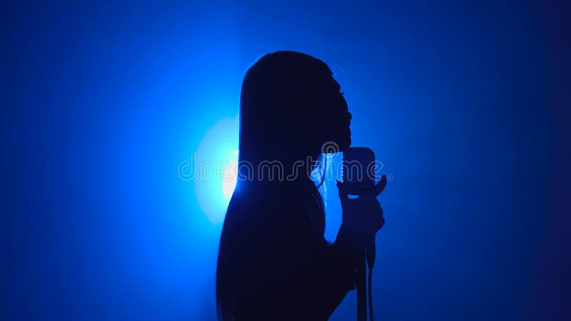 Het meisje zingt liederen voor de klem Rook achtergrond Silhouet Zachte nadruk
