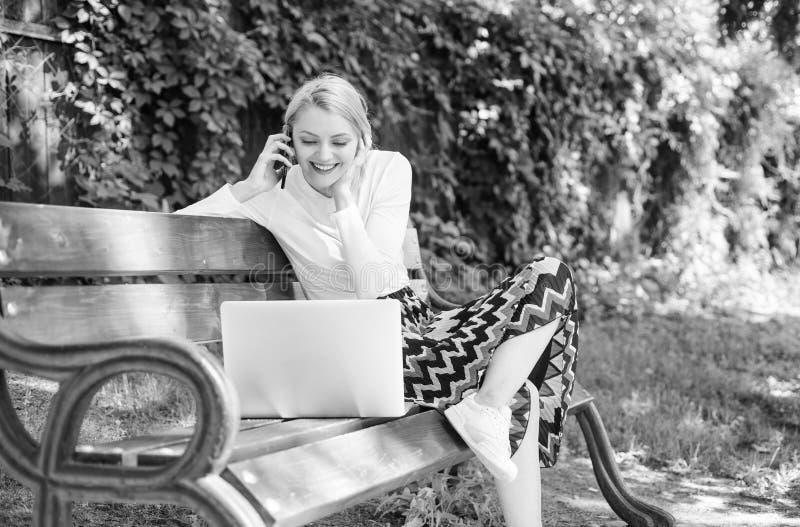 Het meisje zit bank met de telefoon van de notitieboekjevraag Sparen uw tijd met online het winkelen Online het winkelen Vrouwenl stock afbeelding Het meisje zit bank met de telefoon van de notitieboekjevraag Sparen uw tijd met online het winkelen Online het winkelen Vrouwenl stock afbeelding
