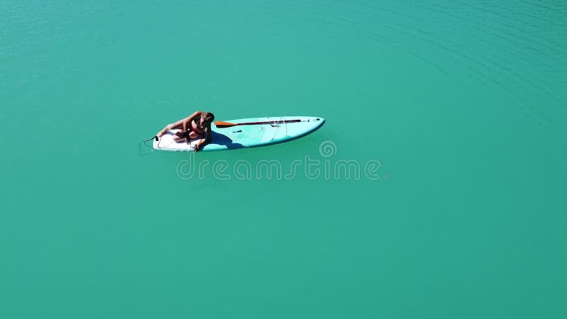 Het meisje zwemt in een kwade droes. warme zomerdag. turkooiswater. luchtfotografie