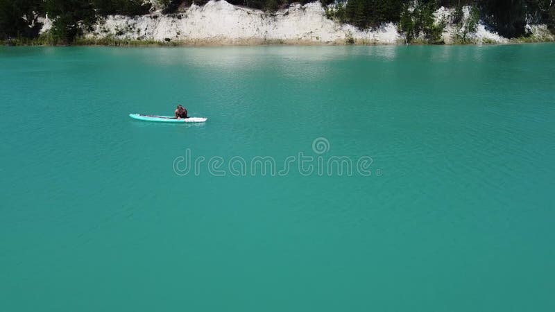 Het meisje zwemt in een kwade droes. warme zomerdag. turkooiswater. luchtfotografie