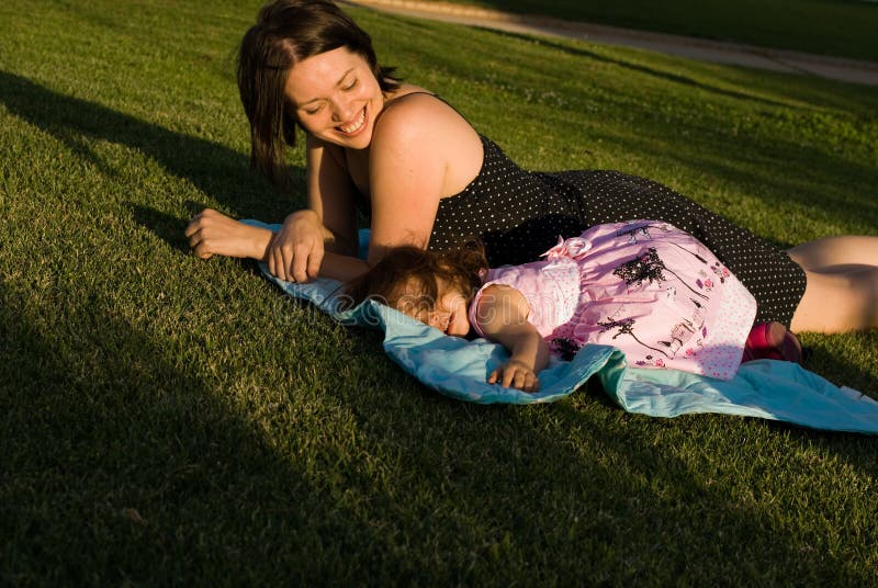 Het meisjespel met haar moeder royalty-vrije stock foto