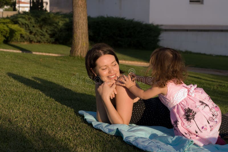 Het meisjespel met haar moeder stock afbeeldingen