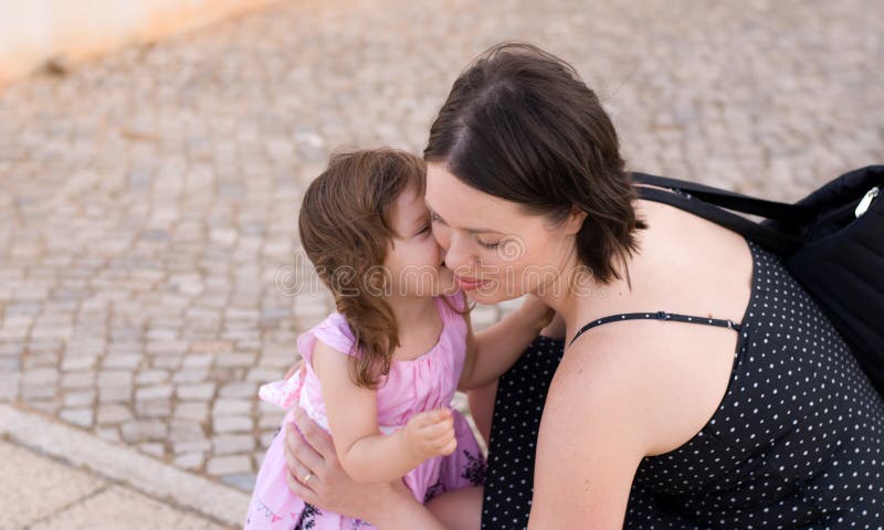 Het meisjespel met haar moeder royalty-vrije stock foto's