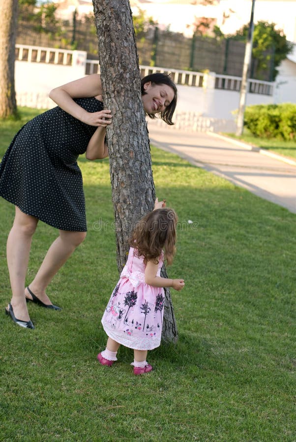 Het meisjespel met haar moeder royalty-vrije stock foto