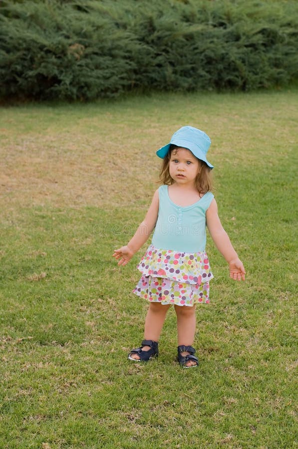 Het meisjespel in park royalty-vrije stock afbeelding