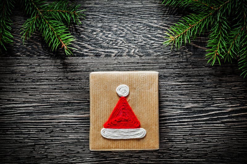 Het met de hand gemaakte van de de pijnboomboom van de Kerstmis huidige doos concept van de de takvakantie stock foto Het met de hand gemaakte van de de pijnboomboom van de Kerstmis huidige doos concept van de de takvakantie stock foto