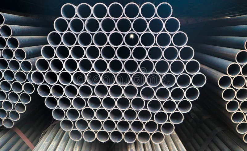 Het metaalstaal en de aluminiumpijp hopen in het ladingspakhuis op voor vervoer en logistiek aan de productiefabriek stock foto's Het metaalstaal en de aluminiumpijp hopen in het ladingspakhuis op voor vervoer en logistiek aan de productiefabriek stock foto's
