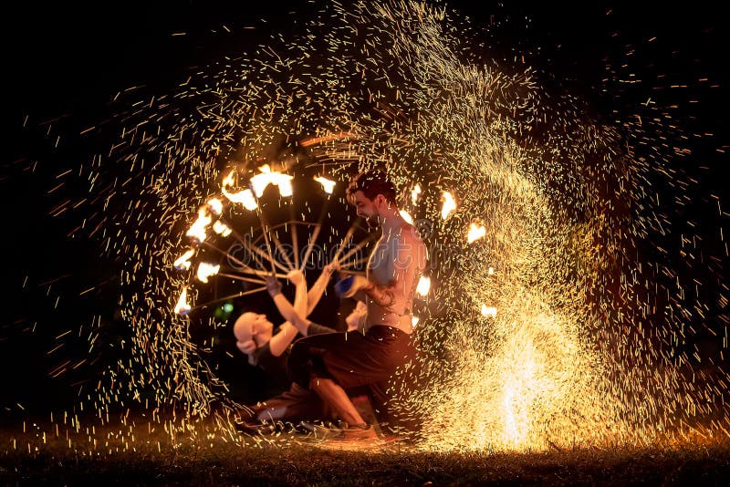 Het middeleeuwse festival van Transsylvanië in Roemenië, brand-spuwen, vlampottenbakker, Brandontluchter