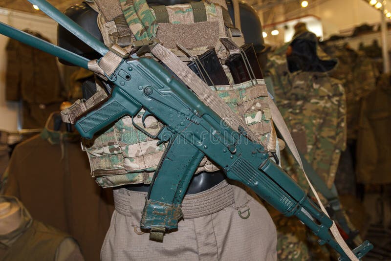 Het militaire munitie en Kalashnikovclose-up van het aanvalsgeweer royalty-vrije stock foto Het militaire munitie en Kalashnikovclose-up van het aanvalsgeweer royalty-vrije stock foto