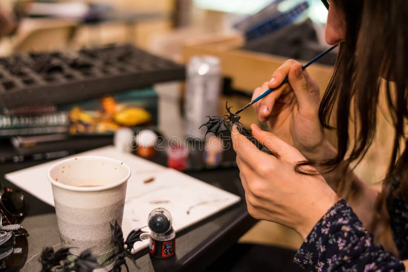 Het miniatuur schilderen bij een opslag van de Spelenworkshop stock afbeelding Het miniatuur schilderen bij een opslag van de Spelenworkshop stock afbeelding