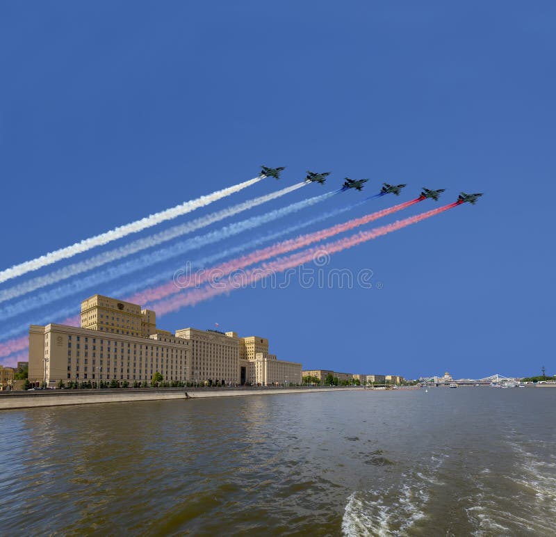 Het Ministerie van Buitenlandse zaken van de Russische Federatie en de Russische militaire vliegtuigen vliegen in vorming, Moskou royalty-vrije stock afbeelding Het Ministerie van Buitenlandse zaken van de Russische Federatie en de Russische militaire vliegtuigen vliegen in vorming, Moskou royalty-vrije stock afbeelding