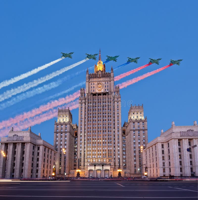 Het Ministerie van Buitenlandse zaken van de Russische Federatie en de Russische militaire vliegtuigen vliegen in vorming, Moskou royalty-vrije stock afbeeldingen Het Ministerie van Buitenlandse zaken van de Russische Federatie en de Russische militaire vliegtuigen vliegen in vorming, Moskou royalty-vrije stock afbeeldingen