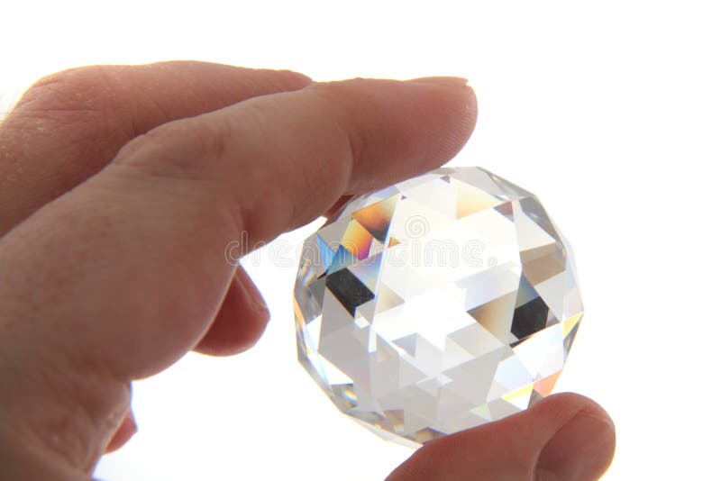 Het model van de glasdiamant in menselijke hand royalty-vrije stock foto Het model van de glasdiamant in menselijke hand royalty-vrije stock foto