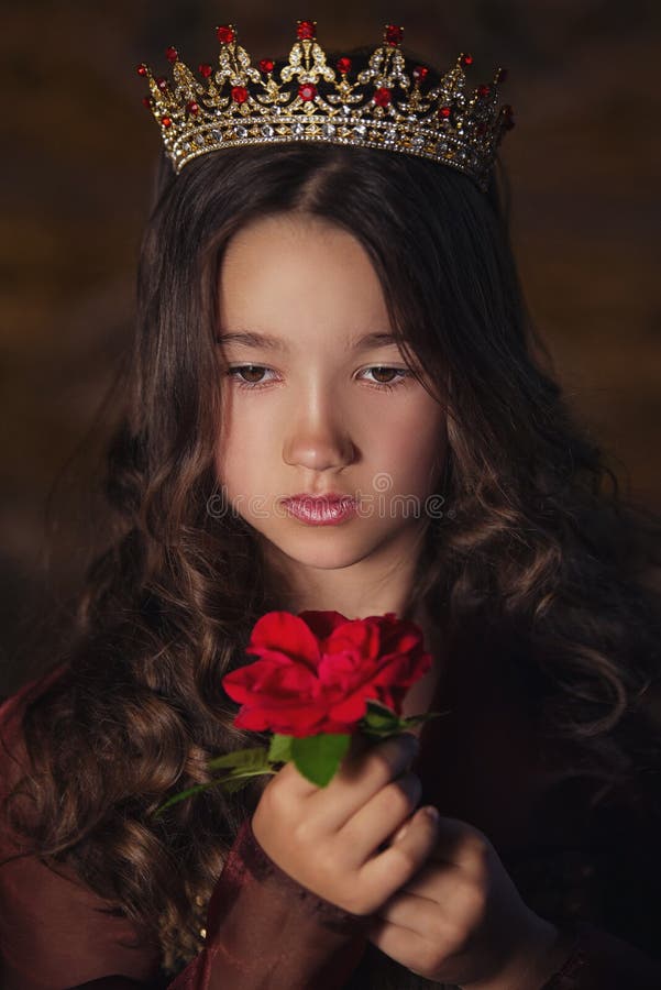 Het modelmeisje die van de manierschoonheid modieus glazenhoogtepunt van roze bloemblaadjes dragen Creatief make-up en kapsel stock afbeeldingen Het modelmeisje die van de manierschoonheid modieus glazenhoogtepunt van roze bloemblaadjes dragen Creatief make-up en kapsel stock afbeeldingen