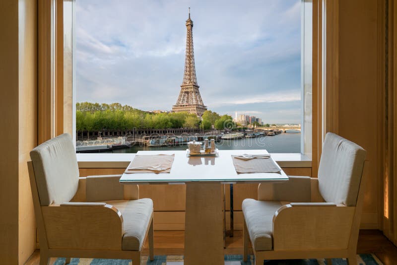 Het moderne binnenland van het luxerestaurant met het romantische Slepen van betekeniseiffel stock afbeelding Het moderne binnenland van het luxerestaurant met het romantische Slepen van betekeniseiffel stock afbeelding