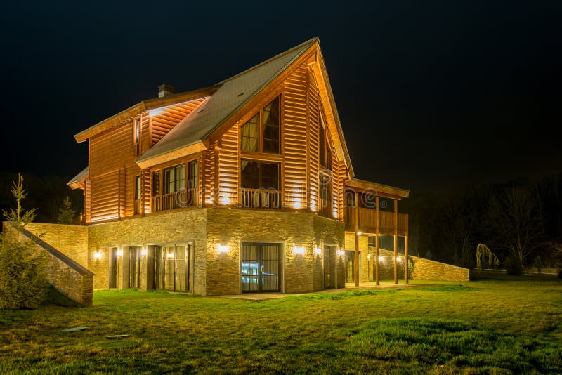 Het moderne huis van Nice tijdens avonduren royalty-vrije stock foto Het moderne huis van Nice tijdens avonduren royalty-vrije stock foto