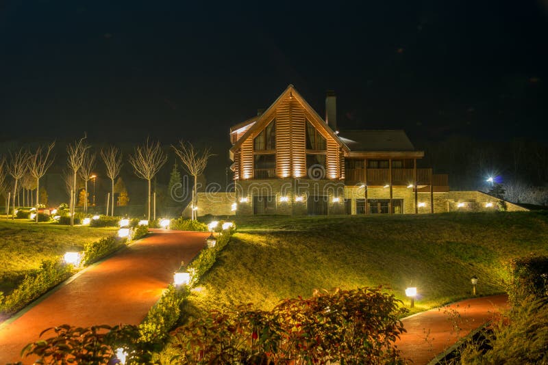 Het moderne huis van Nice tijdens avonduren royalty-vrije stock foto Het moderne huis van Nice tijdens avonduren royalty-vrije stock foto
