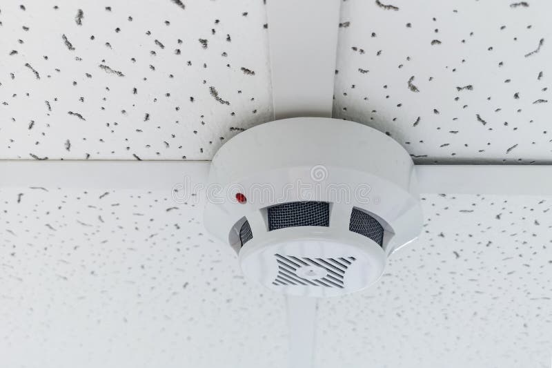 Het moderne rooksensor hangen op plafond De cirkelmuur van het temperatuurpand De muur van de rooksensor op het plafond van het r stock foto's Het moderne rooksensor hangen op plafond De cirkelmuur van het temperatuurpand De muur van de rooksensor op het plafond van het r stock foto's