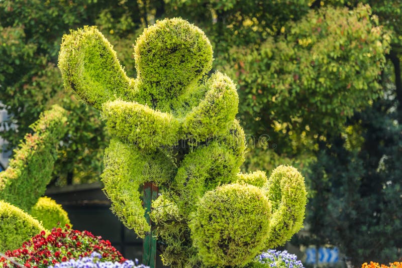 Het modieuze van het ontwerpminnaars van het struikbeeldhouwwerk paar Shanghai China royalty-vrije stock fotografie Het modieuze van het ontwerpminnaars van het struikbeeldhouwwerk paar Shanghai China royalty-vrije stock fotografie