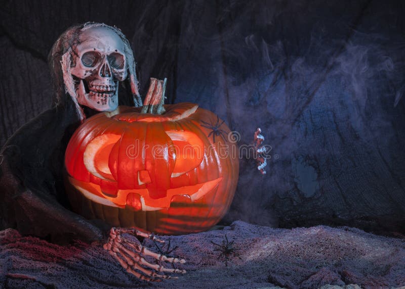 Het monster van de schedel en Halloween pompoen stock afbeeldingen Het monster van de schedel en Halloween pompoen stock afbeeldingen