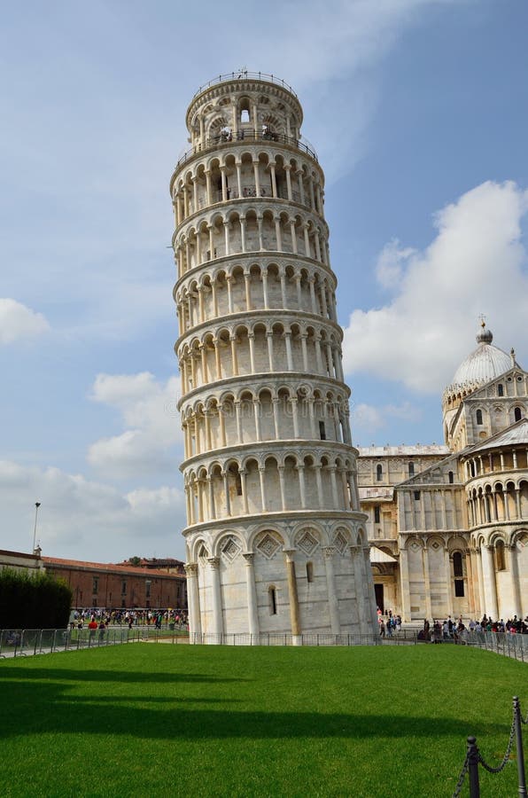  Vote concours sur thème " Les plus beaux monuments du Monde ". Het-monument-dat-onder-anderen-van-piazza-dei-miracoli-de-verbeelding-van-iedereen-beweegt-de-bouw-van-deze-het-opleggen-massa-was-29942973