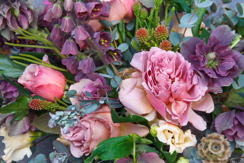 Het mooie boeket met verschillende bloemen en de rozen sluiten omhoog stock foto's Het mooie boeket met verschillende bloemen en de rozen sluiten omhoog stock foto's
