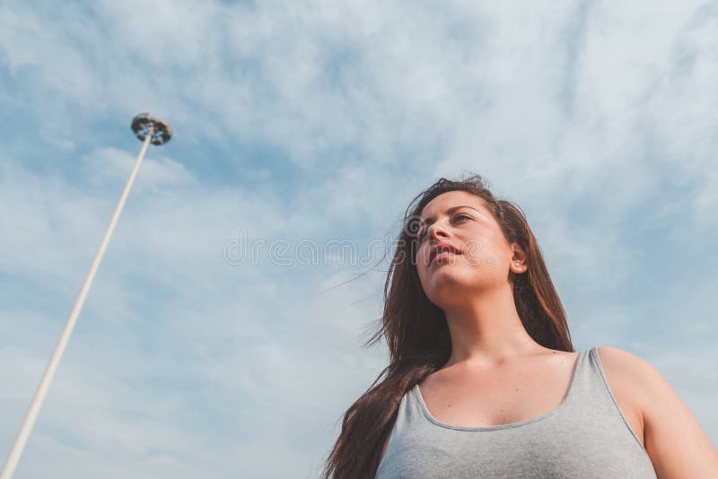 Het mooie curvy meisje stellen in een stedelijke context stock afbeelding Het mooie curvy meisje stellen in een stedelijke context stock afbeelding