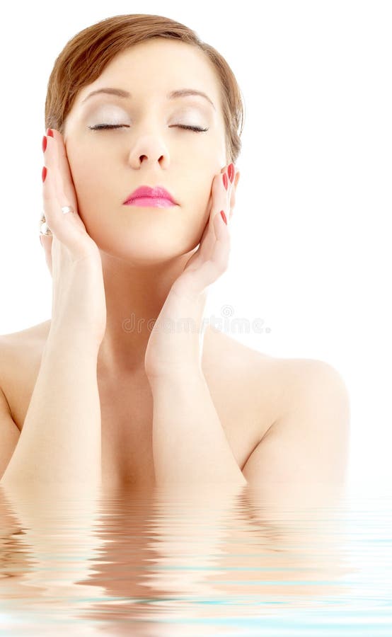 Mooie vrouw wast haar gezicht stock afbeeldingen
