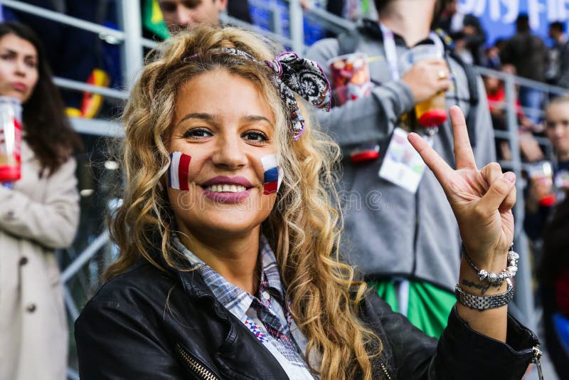 Het mooie het glimlachen dame steunen van nationaal de voetbalteam van Frankrijk royalty-vrije stock foto's Het mooie het glimlachen dame steunen van nationaal de voetbalteam van Frankrijk royalty-vrije stock foto's
