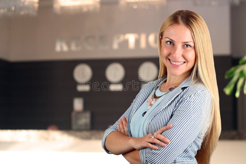 Het Mooie het glimlachen bedrijfsvrouwenportret Glimlachende vrouwelijke receptionnist royalty-vrije stock foto's Het Mooie het glimlachen bedrijfsvrouwenportret Glimlachende vrouwelijke receptionnist royalty-vrije stock foto's