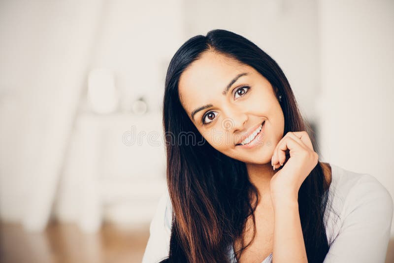 Het mooie Indische vrouwenportret gelukkige glimlachen stock afbeelding Het mooie Indische vrouwenportret gelukkige glimlachen stock afbeelding