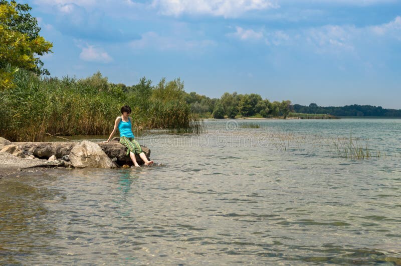 Het mooie jonge Kaukasische vrouw koelen weg in het meer op een de zomerdag in Sapanca, Turkije stock foto Het mooie jonge Kaukasische vrouw koelen weg in het meer op een de zomerdag in Sapanca, Turkije stock foto