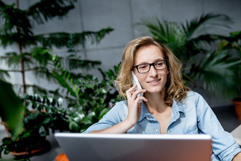 Het mooie jonge onderneemster glimlachen stock fotografie Het mooie jonge onderneemster glimlachen stock fotografie