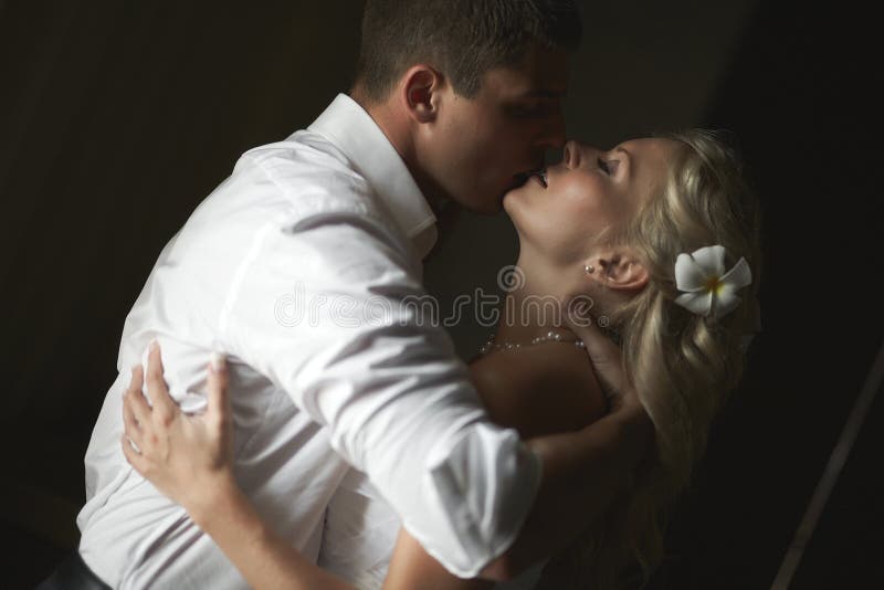 Het mooie jonge paar kussen met emotionele greep