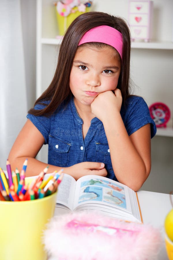 Het mooie jonge schoolmeisje is ziek van het leren stock foto's Het mooie jonge schoolmeisje is ziek van het leren stock foto's