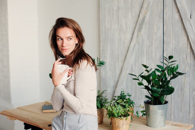 het mooie jonge vrouwelijke vrouw ontspannen thuis in luie weekendochtend met kop van koffie stock fotografie het mooie jonge vrouwelijke vrouw ontspannen thuis in luie weekendochtend met kop van koffie stock fotografie