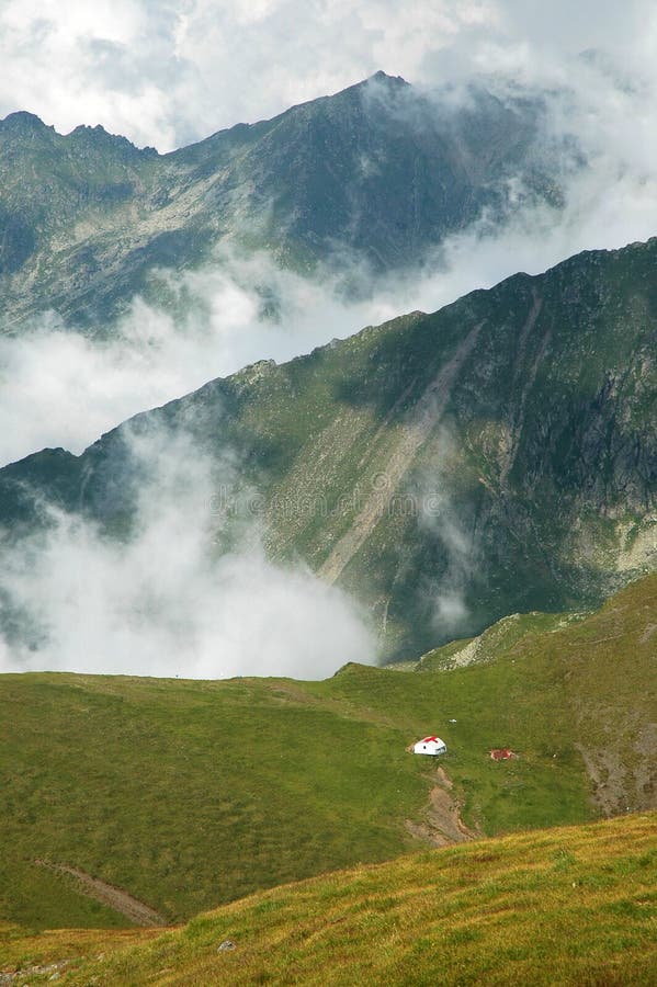 Het mooie landschap van de bergzomer De Bergen van Fagaras, Roemenië stock foto's Het mooie landschap van de bergzomer De Bergen van Fagaras, Roemenië stock foto's