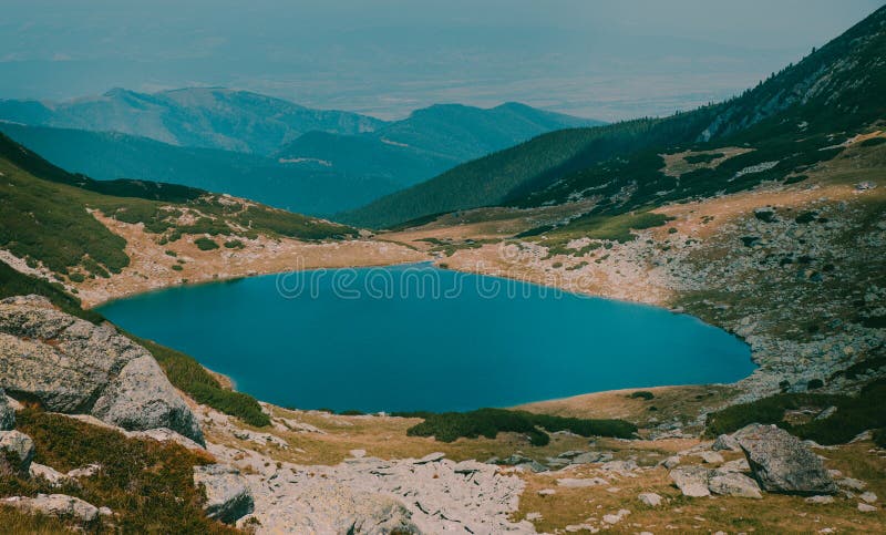 Het mooie meer van Galesu van het berglandschap in nationaal Retezat-Park Roemenië royalty-vrije stock foto Het mooie meer van Galesu van het berglandschap in nationaal Retezat-Park Roemenië royalty-vrije stock foto