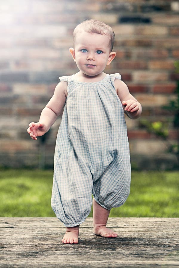 Moeras renderen vrek Het Mooie Meisje Van De Baby in Blauwe Jumpsuit Stock Afbeelding - Image of lens, jong: 26195183 Moeras renderen vrek Het Mooie Meisje Van De Baby in Blauwe Jumpsuit Stock Afbeelding - Image of lens, jong: 26195183