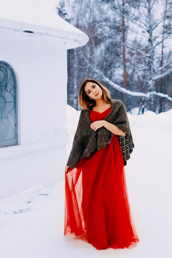 Het mooie meisje van het sneeuwmeisje met rood haar op februari-aard Sneeuwdaling van februari Lange retro toga