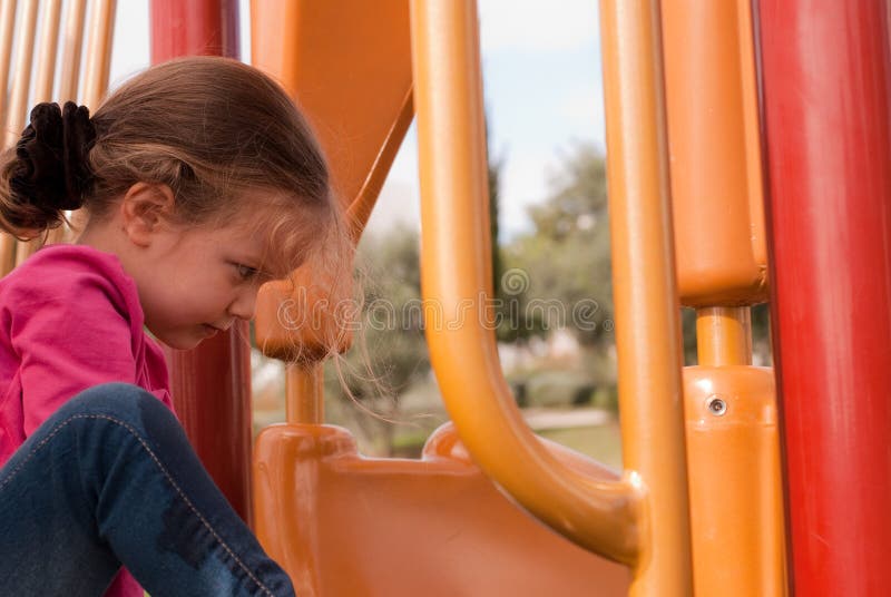 Het mooie meisjesspel op de speelplaats royalty-vrije stock foto
