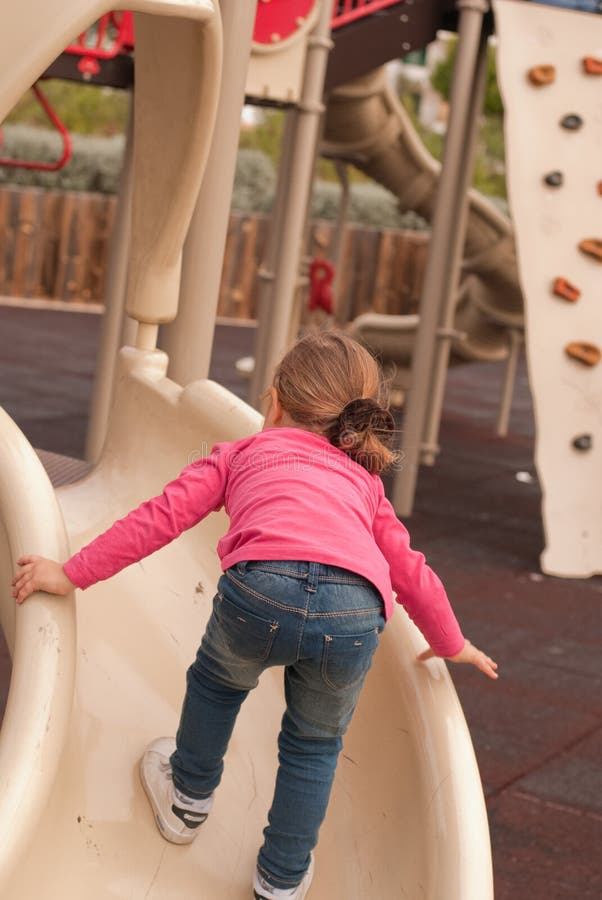 Het mooie meisjesspel op de speelplaats royalty-vrije stock afbeeldingen