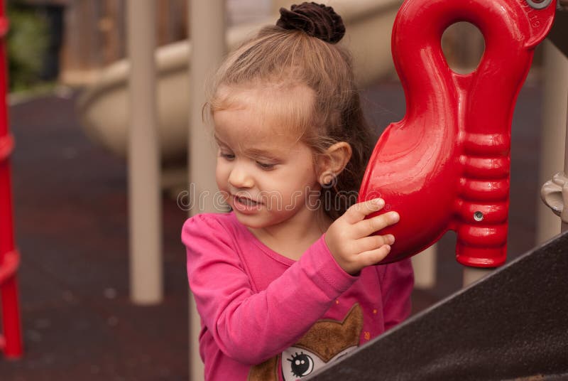 Het mooie meisjesspel op de speelplaats royalty-vrije stock fotografie