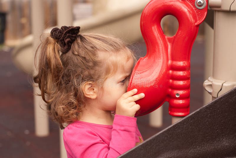 Het mooie meisjesspel op de speelplaats stock fotografie